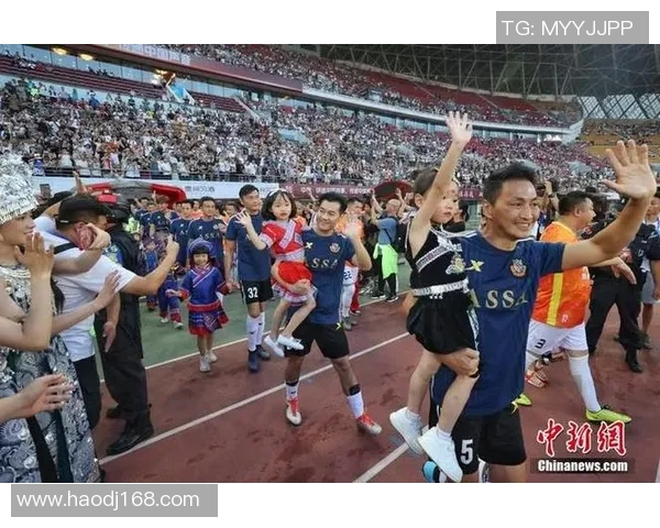 足球明星在赛场上挥手庆祝的精彩瞬间定格成美丽画面 足球明星在赛场上挥手庆祝的精彩瞬间定格成美丽画面